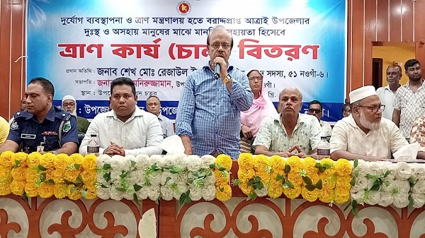 আত্রাইয়ে দুর্যোগ ব্যবস্থাপনা ও ত্রাণ মন্ত্রণালয়ের মানবিক সহায়তার চাল বিতরণ