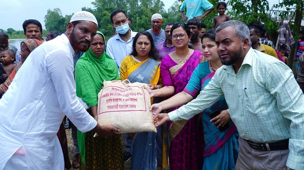 শেরপুরে বন্যাকবলিত মানুষের পাশে জেলা প্রশাসন