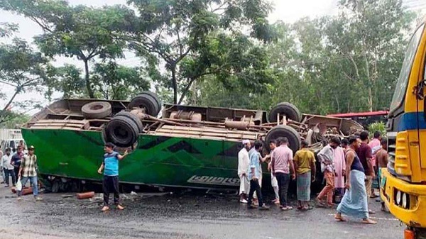 চট্টগ্রামে যাত্রীবাহী বাস উল্টে নিহত ১, আহত ৬