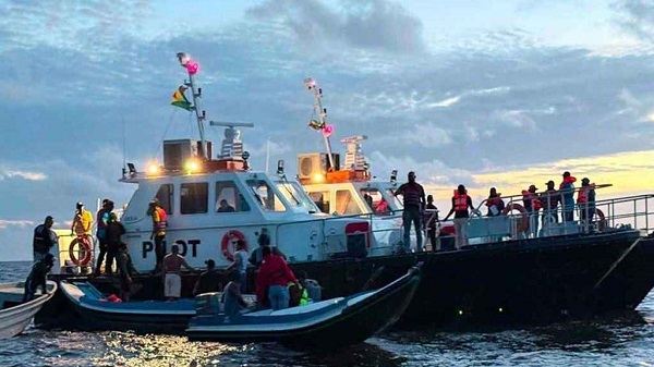 শতাধিক যাত্রী নিয়ে গায়ানা উপকূলে ডুবল ফেরি 