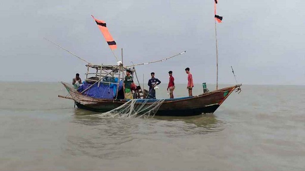 ভরা মৌসুমে ইলিশের আকাল