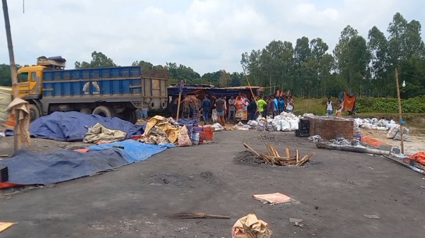 পঞ্চগড়ে অবৈধ ব্যাটারি কারখানার বিষাক্ত বর্জ্যে গবাদিপশুর মৃত্যু