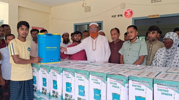 ভাটগ্রাম ইউনিয়নে কৃষকদের হাতে স্প্রে মেশিন, যুবকদের মাঝে ক্রীড়া সামগ্রী বিতরণ