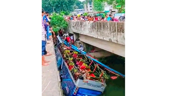নিয়ন্ত্রণ হারিয়ে খালে পড়ল সেলফি পরিবহনের বাস, নিহত ১ আহত ১৫