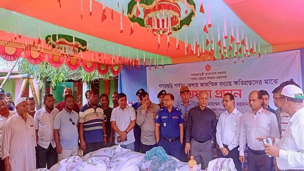 খাগড়াছড়ির দীঘিনালায় বন্যাদুর্গত মানুষের মাঝে ত্রাণ বিতরণ