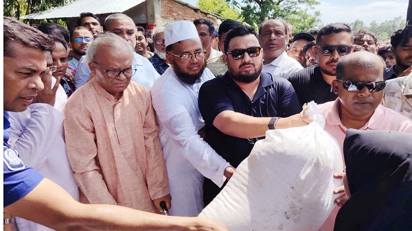 বাঁশখালীর বন্যাদুর্গত এলাকা পরিদর্শন করলেন রিজভী-হেলাল