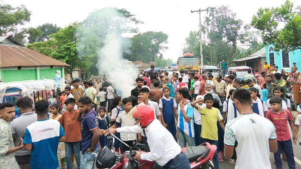 মাদারগঞ্জে পিকআপের চাপায় দুই শিক্ষার্থী আহত, সড়ক অবরোধ