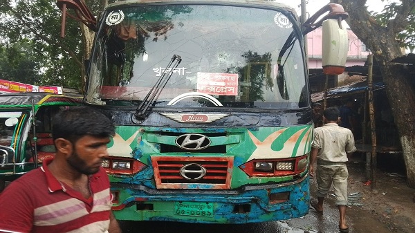 তালায় বাসচাপায় স্কুল শিক্ষার্থীর মৃত্যু, বাবা গুরুতর আহত