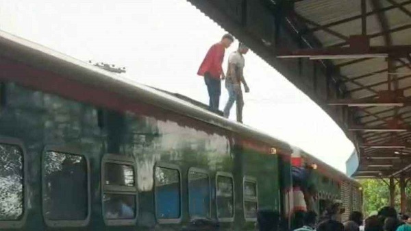 ট্রেনের ছাদে মিলল কিশোরের মরদেহ