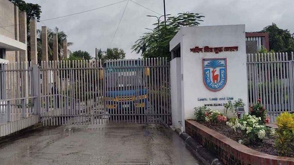 প্রশাসনের সঙ্গে বৈঠকের পর খুলল তালা, ক্লাস-পরীক্ষা বর্জন অব্যাহত 