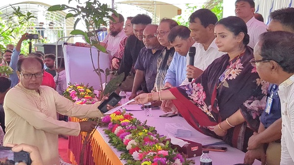 ঝিনাইদহ জেলা পরিষদের পক্ষ থেকে বিভিন্ন প্রতিষ্ঠানের চেক ও গাছের চারা বিতরণ