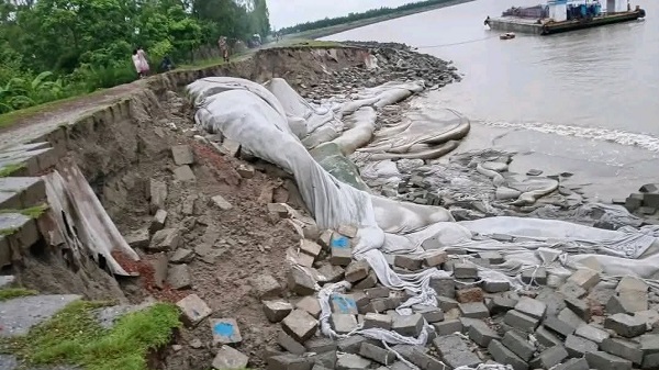জলোচ্ছ্বাস ও বর্ষায় বারবার প্লাবিত বাঁশখালীর উপকূল, স্থায়ী বেড়িবাঁধ নির্মাণের জোর দাবি