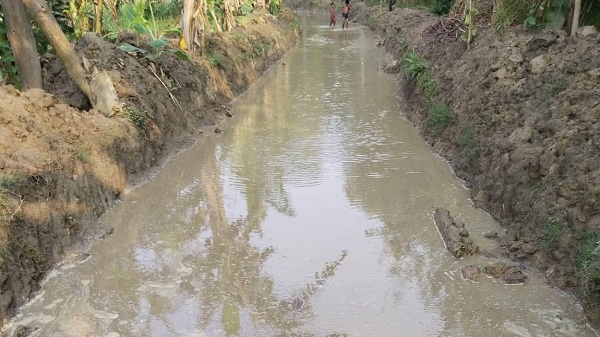 আত্রাইয়ে খনন করে ফেলে রাখা সড়ক, ৫ গ্রামের মানুষের দুর্ভোগ চরমে