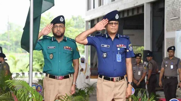 নতুন পোশাকে পুলিশ