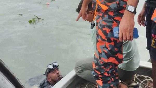 বুড়িগঙ্গায় ট্রলারডুবি, নিখোঁজ ২