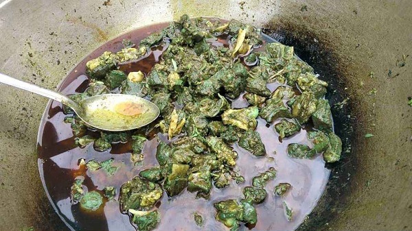 রান্নার পর সবুজ হয়ে গেল গরুর মাংস, জনমনে প্রশ্ন