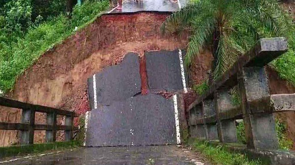 ১৩ দিন পর বান্দরবান-রাঙামাটি সড়কে যান চলাচল শুরু