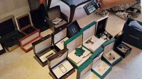 সাবেক ভূমিমন্ত্রীর দুই ফ্ল্যাটে মিললো দেড় হাজার বিলাসবহুল পণ্য