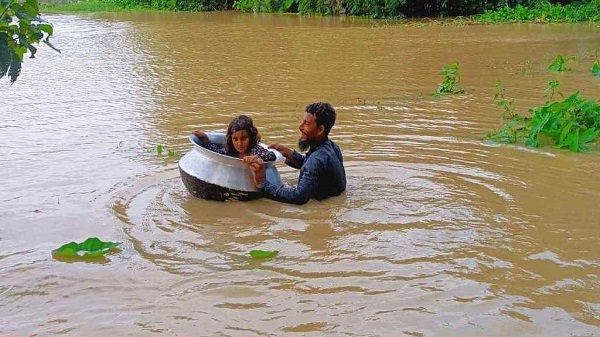 মেয়েকে পাতিলে বসিয়ে আশ্রয়ের খোঁজে বাবা