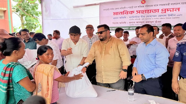 খাগড়াছড়িতে বন্যার্তদের মাঝে ত্রাণ বিতরণ, পুনর্বাসনের আশ্বাস প্রতিমন্ত্রীর