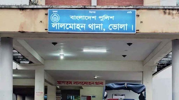 কলেজছাত্রকে হত্যার পর ছুরিসহ থানায় হাজির স্কুলছাত্র