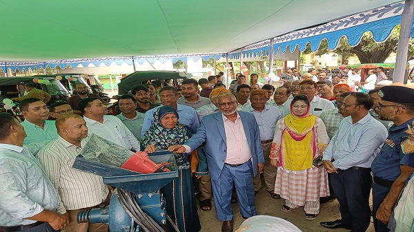 রাজশাহীর দুর্গাপুরে ৯৯ দরিদ্র মানুষের মাঝে অটোরিকশা, অটোমিল ও ট্রাইসাইকেল বিতরণ