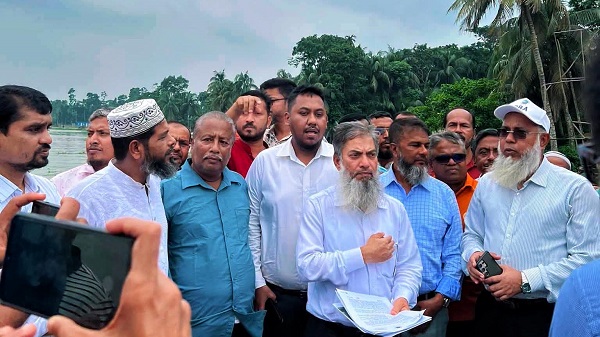 সন্ধ্যা নদীতে স্বপ্নের সেতু নির্মাণের সম্ভাব্য স্থান পরিদর্শনে সেতু সচিব