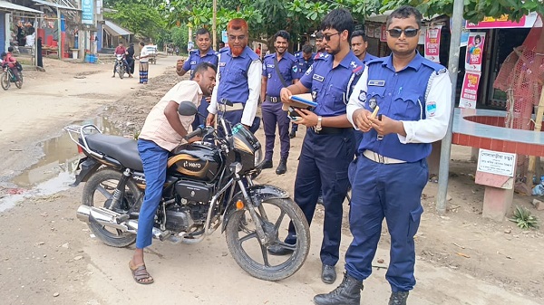 মিরপুরে যৌথ পুলিশ অভিযানে কাগজপত্রবিহীন ১১ যানবাহন আটক