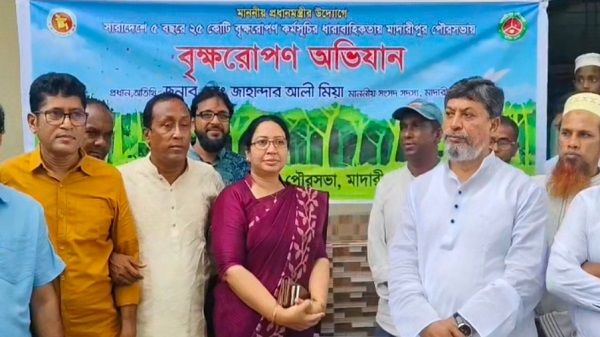 মাদারীপুর পৌরসভায় বৃক্ষরোপণ অভিযান অনুষ্ঠিত
