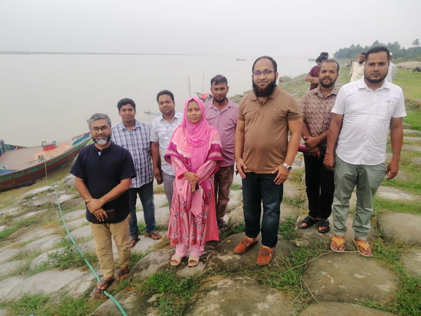 বৃষ্টিতে পদ্মা নদীর বাঁধ পরিদর্শনে মিরপুর উপজেলা ইউএনও