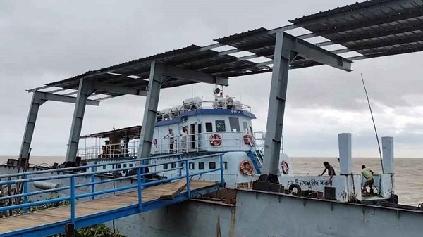 বৈরী আবহাওয়ায় ভোলার ১০ রুটে লঞ্চ চলাচল বন্ধ