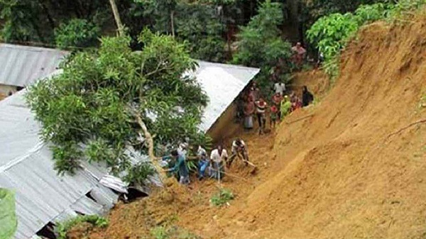 কক্সবাজারে পাহাড়ধসে ১১ জনের মৃত্যু, আতঙ্কে লাখো মানুষ