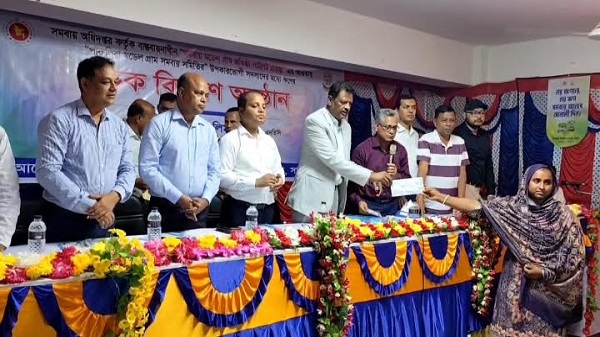 সাতক্ষীরায় পারুলিয়া মডেল গ্রাম সমবায় সমিতির সদস্যদের মাঝে চেক বিতরণ