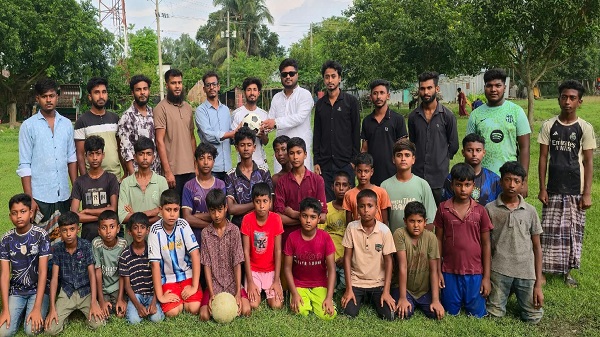 মাদকমুক্ত ও সুস্থ সমাজ গড়তে ফুটবল বিতরণ করলো নন্দীগ্রাম পৌর ছাত্রদল