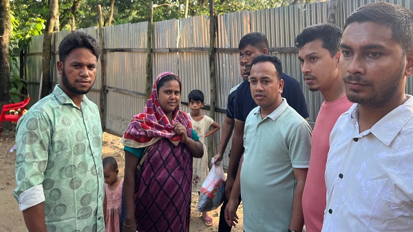 চকরিয়ায় স্বরাষ্ট্রমন্ত্রী পক্ষ থেকে বন্যায় কবলিত পরিবারের মাঝে শুকনো খাবার  বিতরণ
