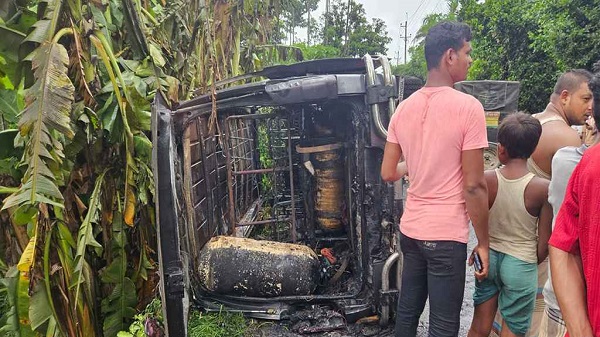চলন্ত মাইক্রোবাসে আগুন, চালকের দক্ষতায় প্রাণে বাঁচলেন ১৮ যাত্রী