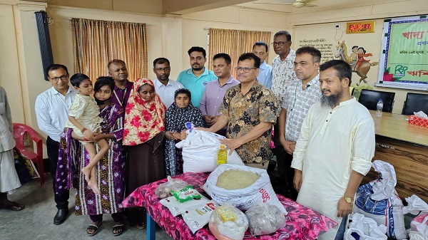 সাতক্ষীরা জেলা পরিষদের প্রশাসক দুঃস্থ ও প্রতিবন্ধীদের চার লাখ টাকা খাদ্য বিতরণ