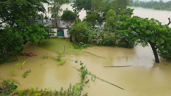 স্মরণকালের ভয়াবহ বন্যায় বিপর্যস্ত বাঁশখালী, পানিবন্দি লাখো মানুষ