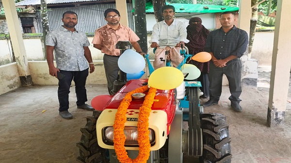 রামগতিতে ব্রাকের উদ্যোগে কৃষকদের মাঝে পাওয়ার টিলার বিতরনও প্রশিক্ষন