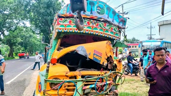 গোলড়ায় ট্রাকচাপায় শিক্ষার্থীর মা নিহত, আহত দুই শিক্ষার্থী