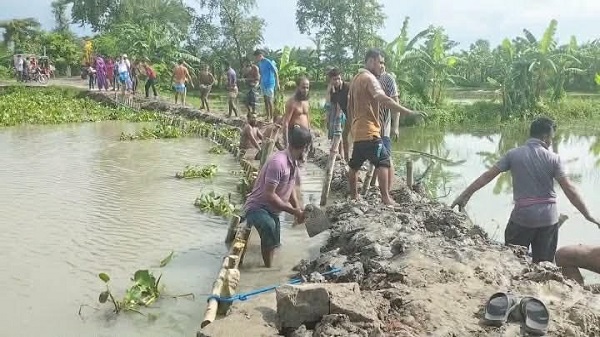 দিঘলিয়ায় আতাই নদীর ভাঙনে হুমকিতে সড়ক, মাছের ঘের ও বসতবাড়ি