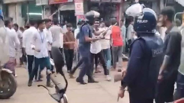 নকলের দাবিতে এইচএসসি পরীক্ষার্থীদের কেন্দ্র ভাঙচুর, অতঃপর…