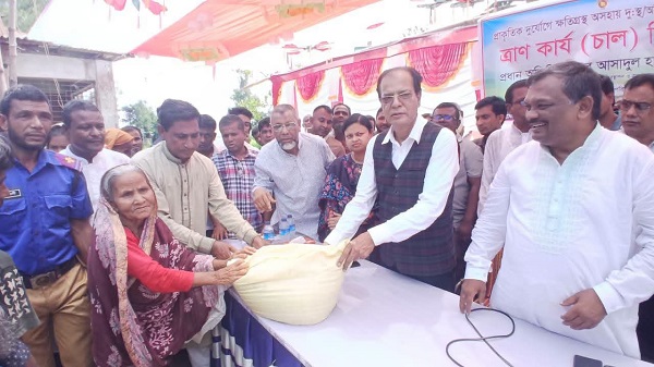 লালমনিরহাটে আকস্মিক বন্যা, ১৫ শত পরিবারের মাঝে ত্রাণমন্ত্রীর জরুরি খাদ্য ও আর্থিক সহায়তা