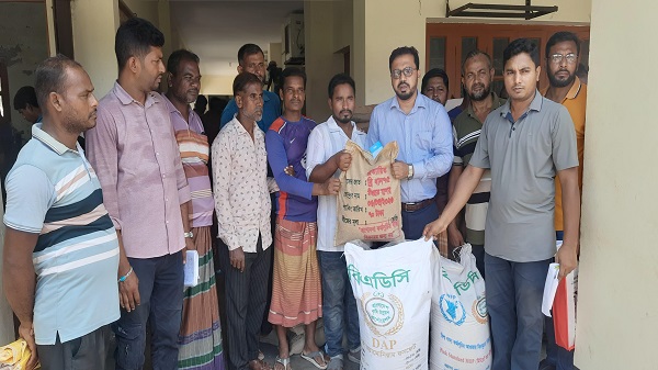 সাতক্ষীরা সদর উপজেলায় কৃষকদের মাঝে কৃষি প্রণোদনা কর্মসূচির আওতায় বীজ ও সার বিতরণ