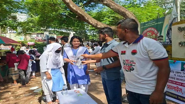 দীঘিনালা উপজেলায় পরীক্ষার্থীদের মাঝে শিক্ষা সামগ্রী বিতরণ।