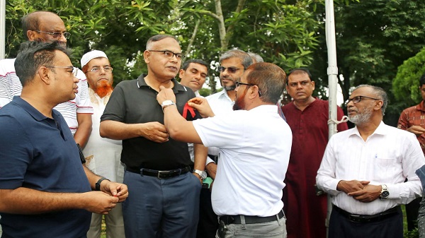 ইবিতে জুলাই গণঅভ্যুত্থান উপলক্ষে লালব্যাজ পরিধান কর্মসূচি