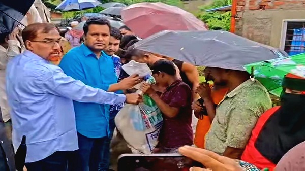 চকরিয়ায় বন্যাদুর্গত অসহায় পরিবারের মাঝে ত্রাণ বিতরণ