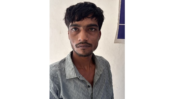 শ্যামনগরে ছদ্মবেশী অভিযানে মাদক কারবারি আটক, উদ্ধার ১০ পিস ইয়াবা