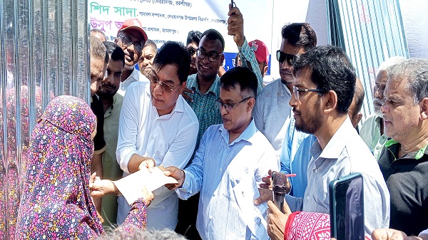 দেওয়ানগঞ্জে দুর্যোগে ক্ষতিগ্রস্ত ৪৩ পরিবার পেল ঢেউটিন ও আর্থিক সহায়তা