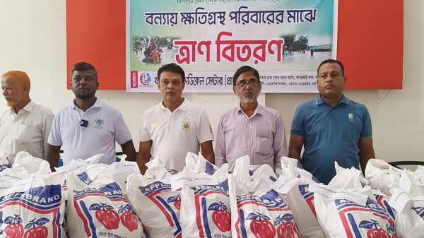 দীঘিনালায় বন্যা ক্ষতিগ্রস্তদের মাজে মেডিকেল সেন্টারের,উদ্যোগে ত্রাণ বিতরণ